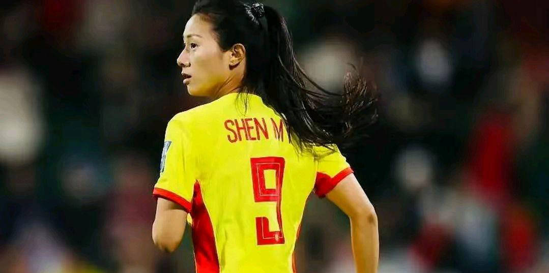 足球赛场上女性运动员的精彩表现备受瞩目的简单介绍